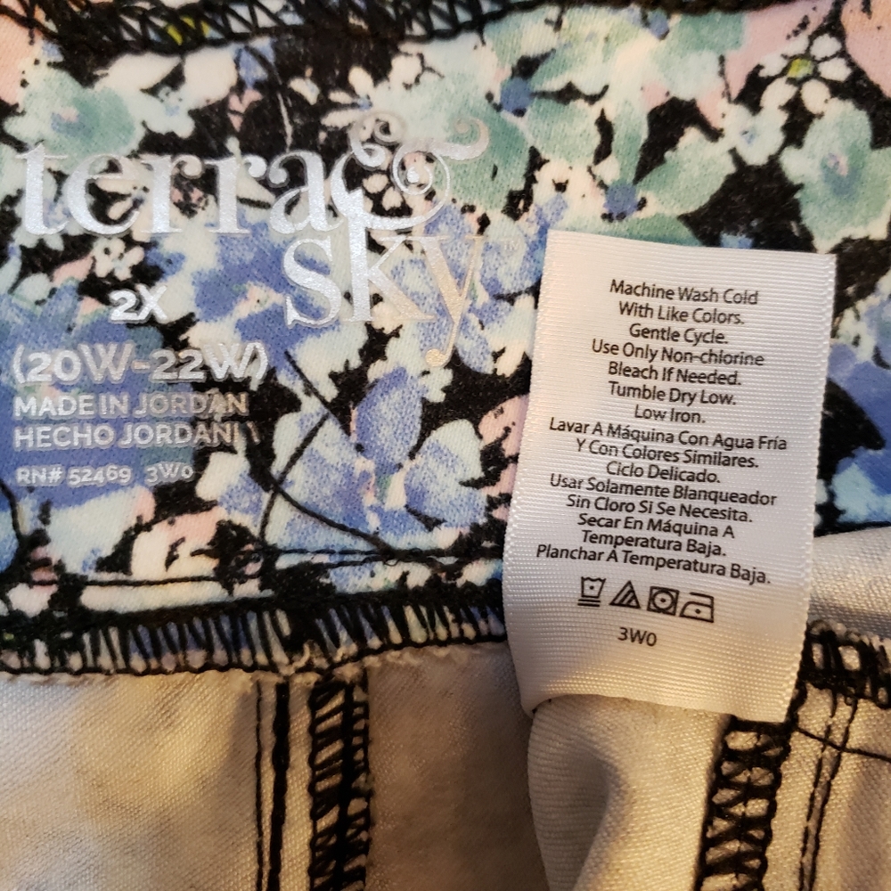 🖤Terrace & Sky Women's Black With Blue & Green Flowers Capris Size 20W-22W🖤 - Picture 4 of 4
